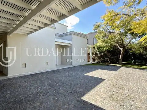 Casa 6 ambientes con 4 baños