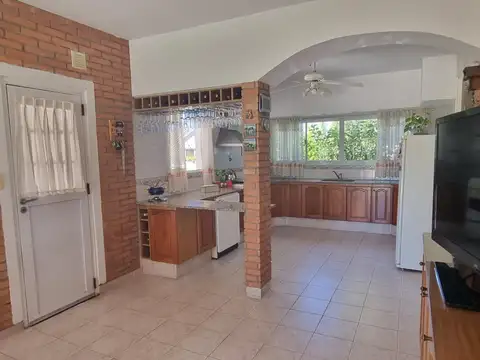 Casa 5 ambientes con 4 baños