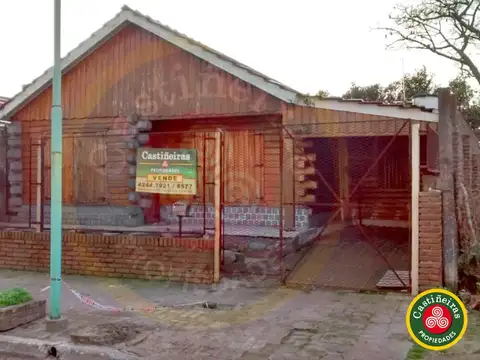 CASA - 2 DORMITORIOS - GARAGE -  PATIO - 1 y 1/2 cuadra de Av. Gral. Frías ** APTO CRÉDITO **