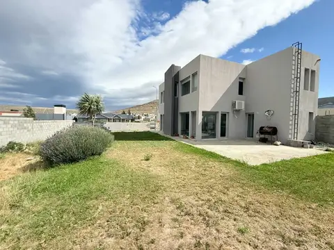 Gobernador Costa 200