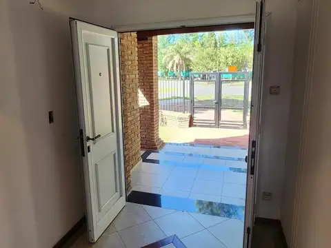 Casa 8 ambientes con 3 baños