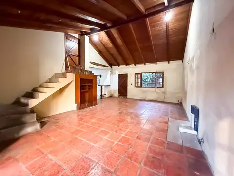 CASA EN VENTA 2 DORMITORIOS + PATIO Y COCHERA