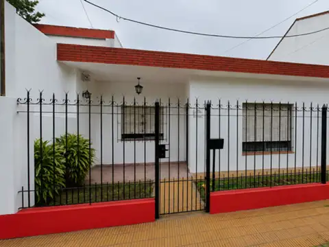 Venta Casa 4 ambientes con patio Moron