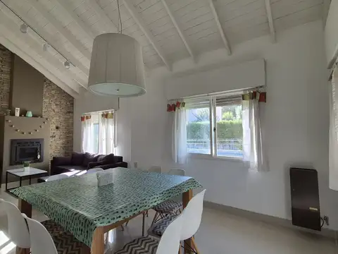 Casa 4 ambientes con 2 baños