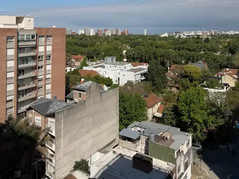 Departamento 4 ambientes con dependencia, balcón corrido y baulera