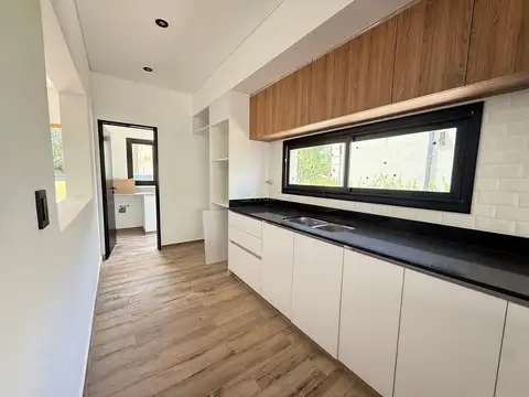 Casa 4 ambientes con 3 baños