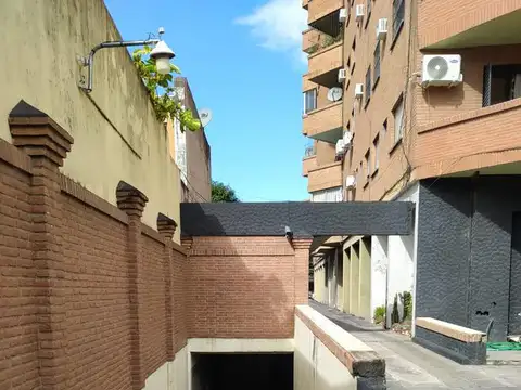 Inversores! Cochera para auto, varias motos y baulera, Moreno al 300, Barrio Sur