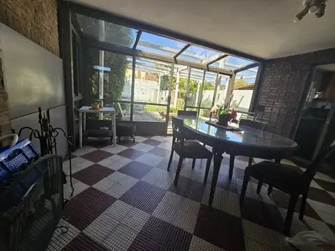 Casa 6 ambientes con 2 baños