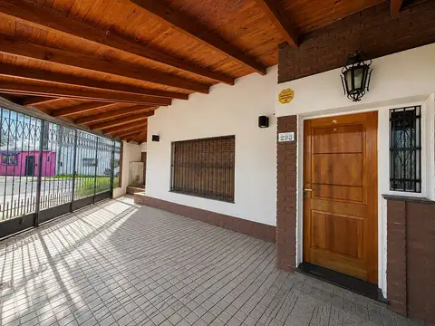 VENTA - CASA TRES DORMITORIOS CON COCHERA - LAS HERAS