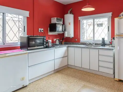 CASA CON GRAN POTENCIAL EN BURZACO