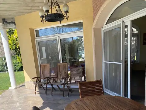 Casa en Venta con 2 cocheras