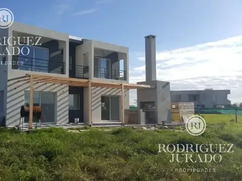 Lindisima Casa A Laguna En Barrio El Canton!!