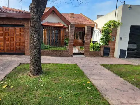 EXCELENTE CASA DE 4 AMBIENTES CON COCHERA PARA 3 AUTOS