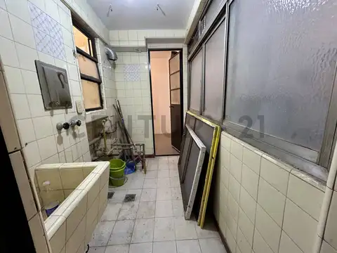 VENTA DEPARTAMENTO 4 AMBIENTES CON DEPENDENCIA Y BALCON AL FRENTE EN CABALLITO