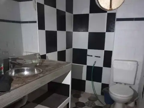 CASA EN VENTA  C/ GALPON A UNA CUADRA DE MITRE