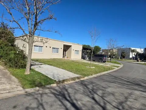VENTA CASA CON PILETA CANTON  FINANCIA PERMUTA