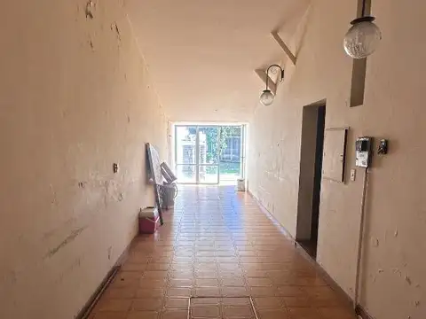 CASA 7 AMB EN CASTELAR EN LOTE DE 355m2 COCHERA P/ 3 AUTOS