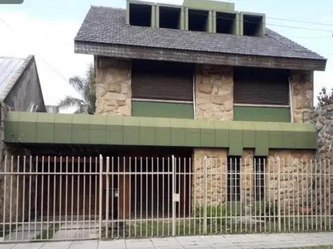 CASA 7 AMB EN CASTELAR NORTE LOTE 355m2 3 COCHERAS PARQUE
