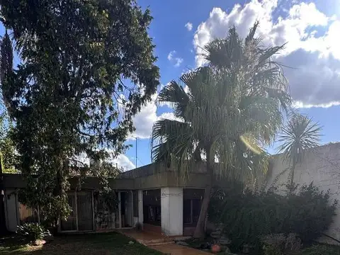Casa en Venta con 4 cocheras