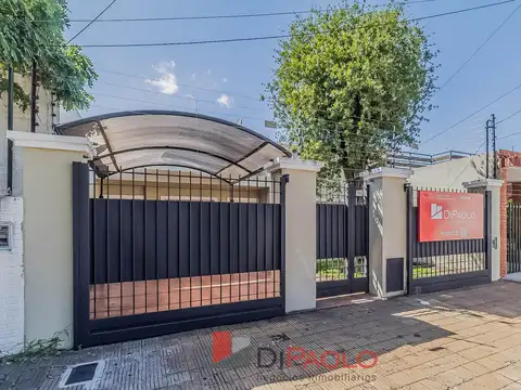 Venta casa 3 ambientes con jardin, parrilla y cochera en Villa Libertad
