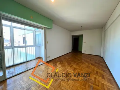 VENTA – Departamento de 3 ambientes con balcón cerrado y vista abierta en Caballito