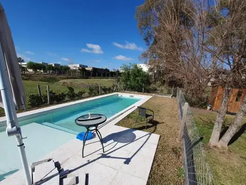 HERMOSA CASA CON PILETA EN LOTE INTERNO BARRIO SANTA ELENA,