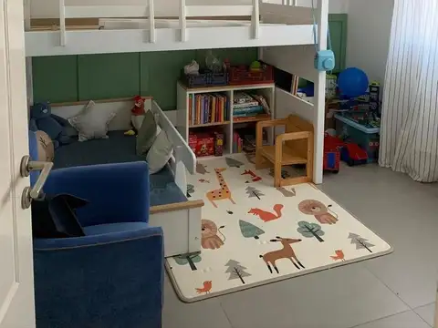 HERMOSA CASA CON PILETA EN LOTE INTERNO BARRIO SANTA ELENA,