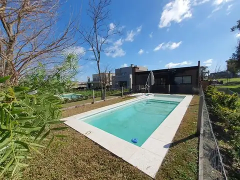 Lcf. Hermosa Casa Con Pileta En Lote Interno Barrio Santa Elena, Pilar Del Este