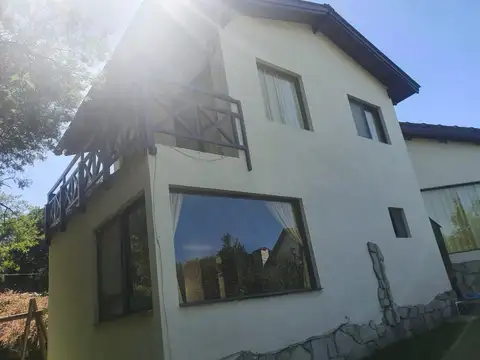 chalet  tres amb. (en sierra de los padres con dos piletas y cochera pasante .- 