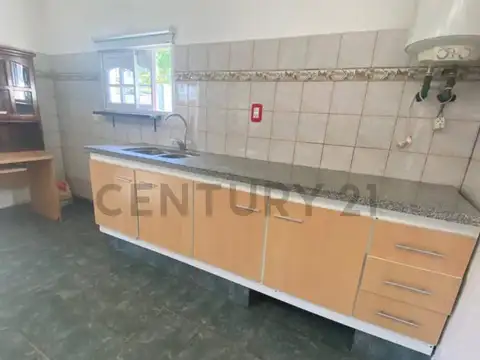 Casa 8 ambientes con 2 baños