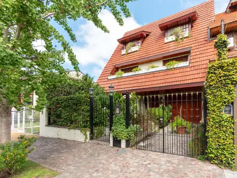 Impecable casa en venta en la zona de Martínez con todas las comodidades, jardín, piscina y más!