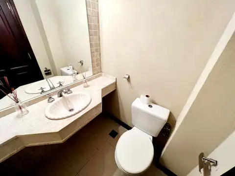 Casa 7 ambientes con 5 baños