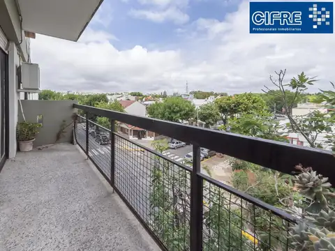 Departamento de 2 ambientes al frente balcón vista abierta, cocina separada
