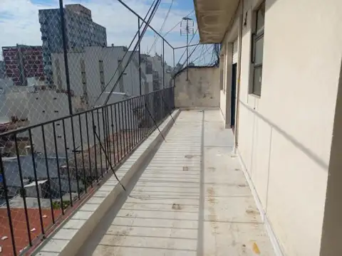 2 Ambientes al frente CON GRAN BALCON ATERRAZADO AL NORTE  