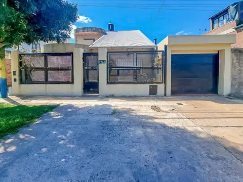 Casa 4 ambientes con 2 baños