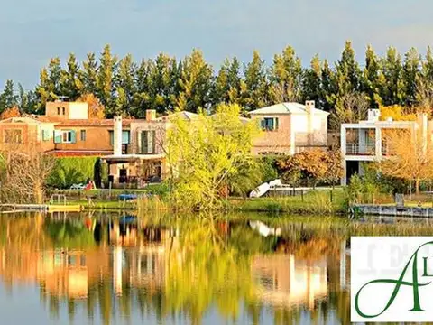 Casa en Alquiler con 4 cocheras