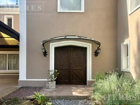 Casa en Alquiler con 4 cocheras