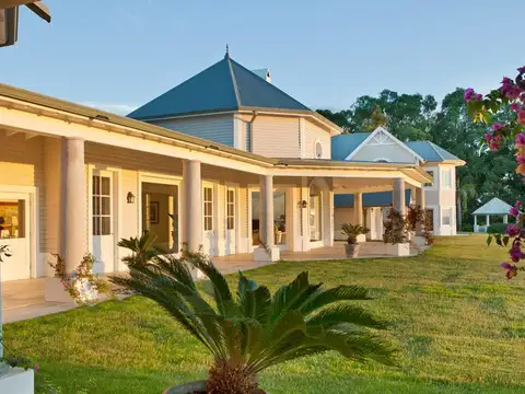 Casa en Manantiales de 1.300m2 cubiertos en 5 hectáreas