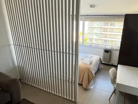 Departamento Monoambiente de calidad en alquiler temporario. Pellegrini al 300.