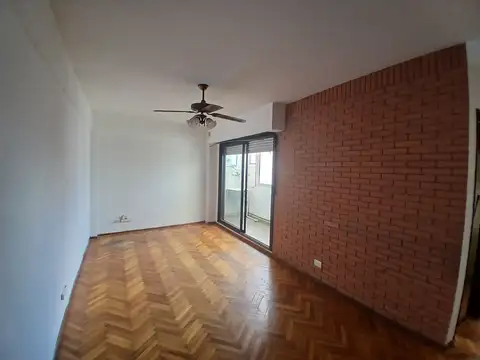 Departamento de 2 ambientes espaciosos con balcon cubierto y vista abierta.