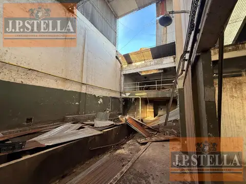 Galpón Industrial 951 m² de Losa y Parabólico - Entre piso - A refaccionar - San Justo