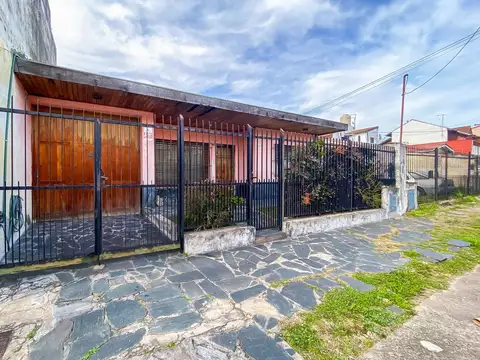 Venta casa en lote propio de 300mts Villa Adelina