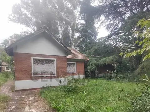 CASA A RECICLAR CITY BELL ENTRE CAMINOS SOBRE LOTE DE 1000m2