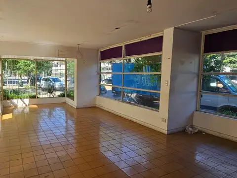Amplio Local en Esquina