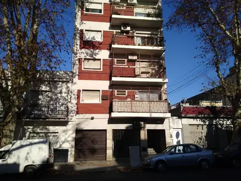 Departamento de 2 ambientes lateral con espacio guardacoche