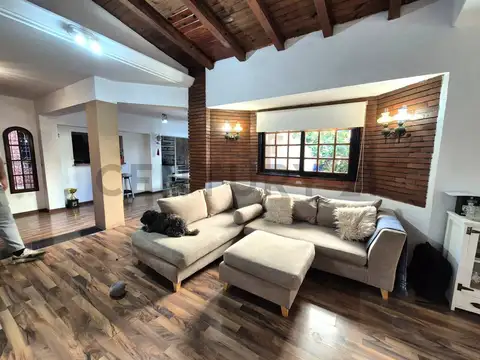 VENTA CASA 5 AMBIENTES REFACCIONADA EN LOTE PROPIO CON QUINCHO, PILETA Y SUITES - VILLA PUEYRREDON