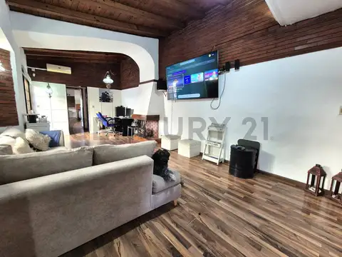 VENTA CASA 5 AMBIENTES REFACCIONADA EN LOTE PROPIO CON QUINCHO, PILETA Y SUITES - VILLA PUEYRREDON