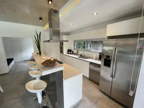Casa en Alquiler con 3 cocheras