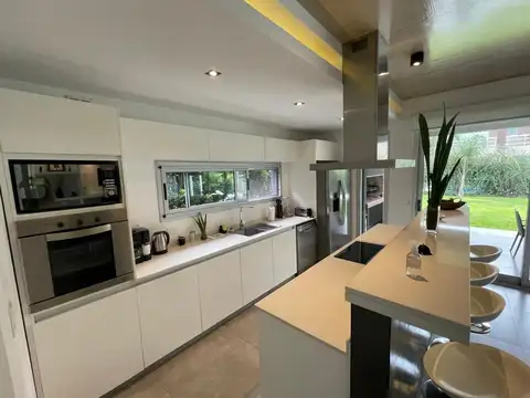 Casa 5 ambientes con 4 baños
