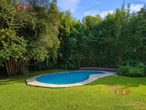 Casa 8 ambientes con 2 baños